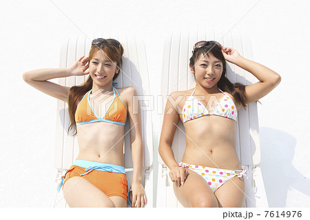 仰向け 水着 サマーベッド 女性の写真素材