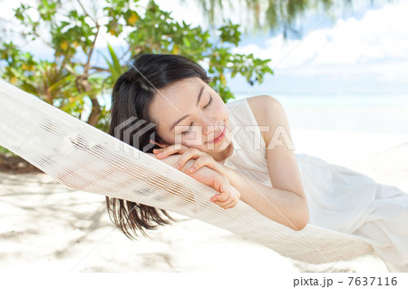 女性 南国 木陰 昼寝の写真素材