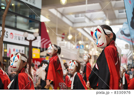 女性 お面 よさこい 人物の写真素材