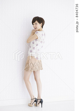 女性 後姿 若い ミニスカート ファッションの写真素材 , PIXTA