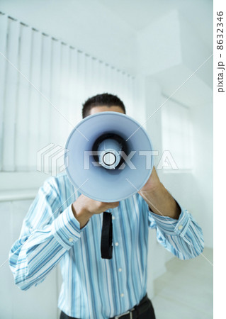 1人 正面 男 拡声器の写真素材