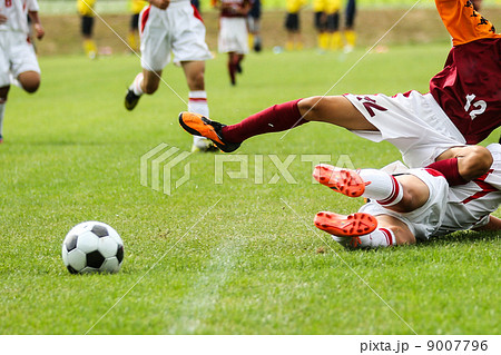 サッカー スライディング スポーツ 球技の写真素材