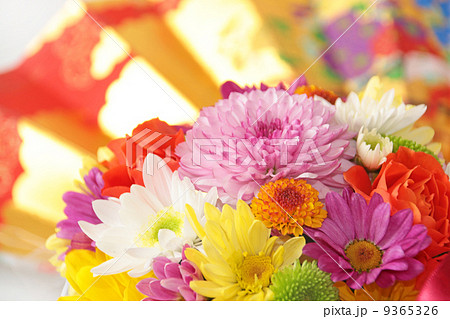 花 フラワーアレンジメント 植物 お正月 結婚 新年 年賀状素材 和 花束 ブーケ 生け花 生 の写真素材