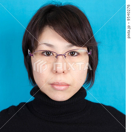 証明写真 女性 免許証 黒い服の写真素材