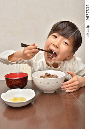 女の子 食事 牛丼 食べるの写真素材