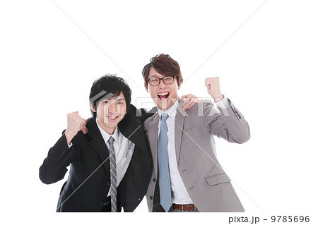 肩組み 2人 複数の写真素材