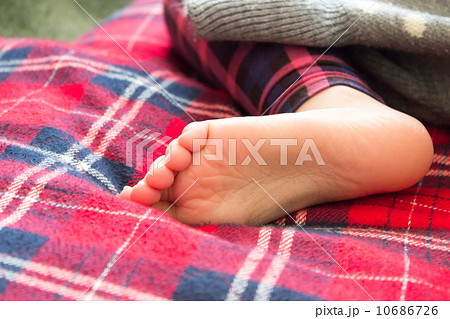 女性 足 足裏 足の裏 裸足 女の子 子供 女子 素足の写真素材