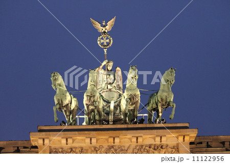 ブランデンブルク門 クアドリガ 馬車 ヴィクトリアの写真素材