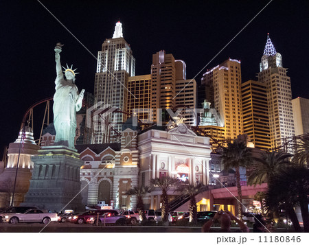 夜景 ニューヨークニューヨークホテル 女神像 自由の女神の写真素材