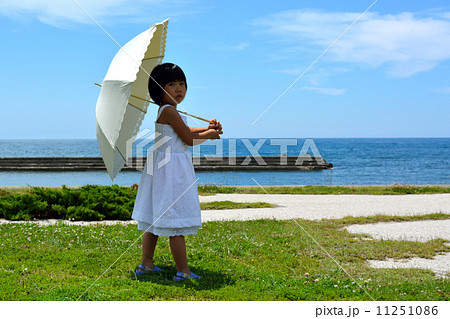 振り向きざま 子供の写真素材