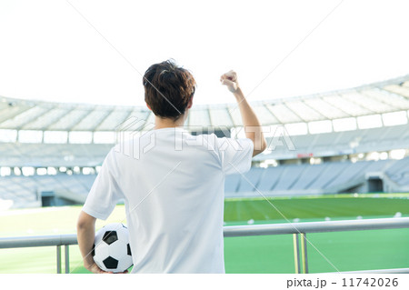 スタジアム サッカー選手 ガッツポーズ 男性の写真素材