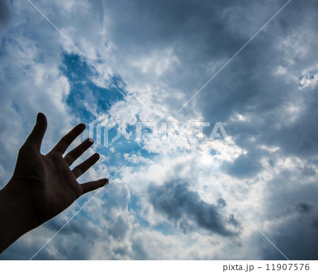 空 雲 陰る 逆光の写真素材