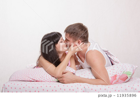 bed kiss lie husband man woman Photos - PIXTA