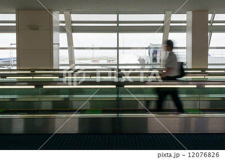 動く歩道 空港 観光旅行 出張の写真素材