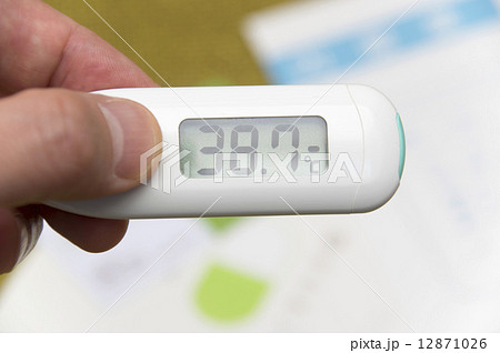 高熱 手 熱 体温計の写真素材