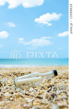 瓶入りの手紙の写真素材