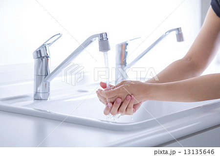 手を洗うの写真素材