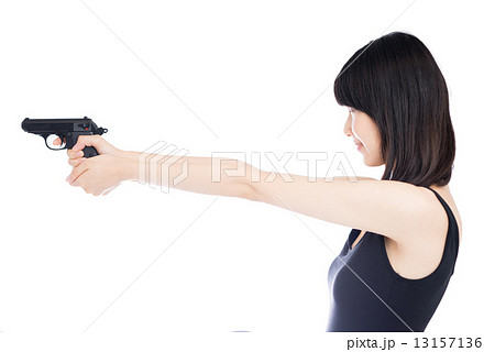 構える 女性 拳銃 黒髪の写真素材