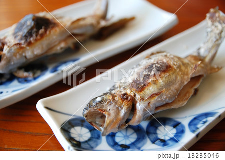 虹鱒の丸焼き 魚 丸焼きの写真素材