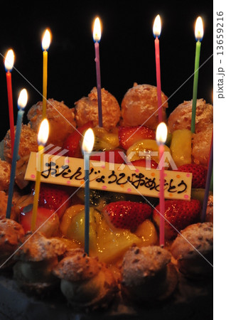 メッセージプレート バースデーケーキ ケーキ おたんじょうびおめでとうの写真素材