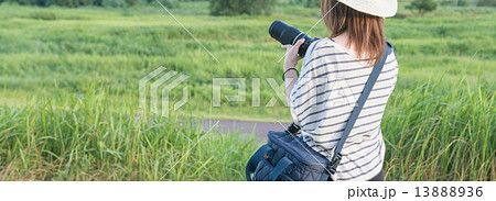 人物 女性 カメラマン 後姿 女の人 背中の写真素材