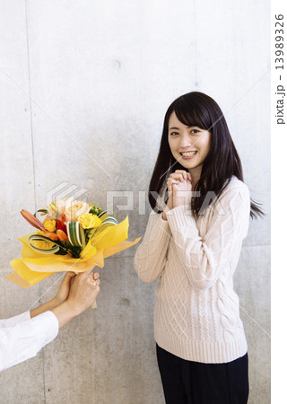 男女 花束 渡す カップルの写真素材