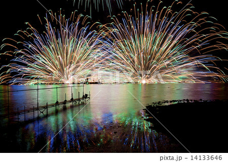 キスオブファイヤー 花火大会の写真素材