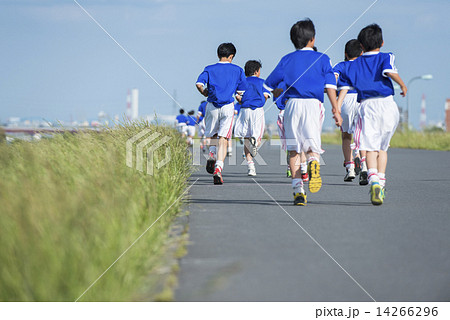 少年 後ろ姿 子ども 走るの写真素材