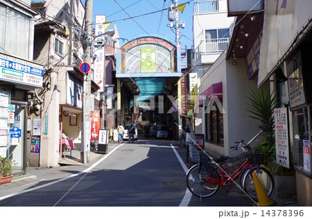 商店街 三ノ輪 三ノ輪橋 町並みの写真素材