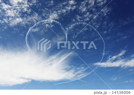曲芸飛行 アクロバット ハートマーク ブルーインパルスの写真素材
