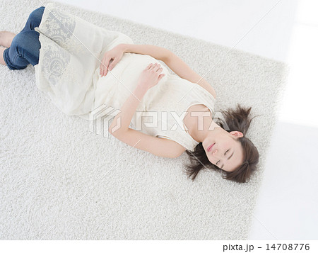 妊婦 仰向け 女性 寝るの写真素材