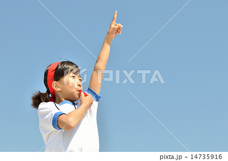 女の子 警告 吹く 笛 女子の写真素材