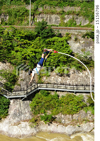 バンジージャンプ 跳躍 ゴム 勇気の写真素材