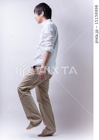 カジュアル 立ちポーズ 歩く 男性の写真素材