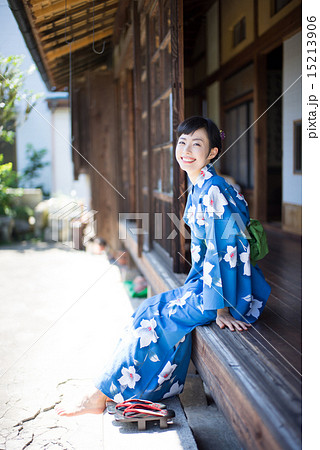女性 浴衣 モデル 日本家屋の写真素材