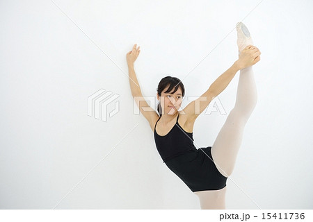 バレエ 開脚 レオタード 女性の写真素材