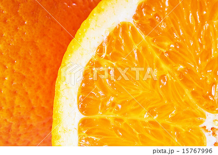 オレンジの断面図と皮のアップ の写真素材