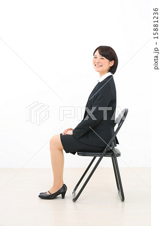 就職活動 女性 パイプ椅子 座るの写真素材