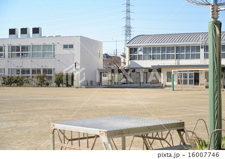 朝礼台 小学校 青空の写真素材