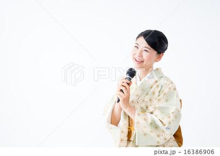 カラオケ 歌う 演歌歌手 女性の写真素材