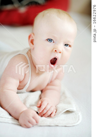 赤ちゃん あくび 可愛い 顔アップの写真素材