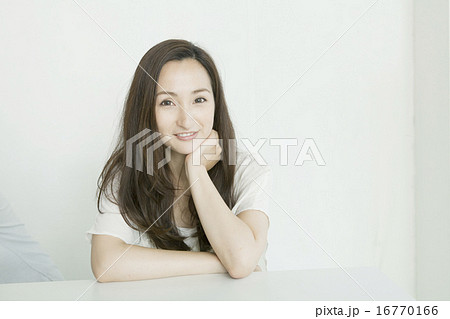 キレイな30代女性の写真素材