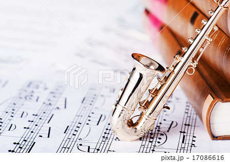 サックス アルトサックス 楽器 楽譜の写真素材