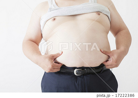 お腹がきになる中年男性