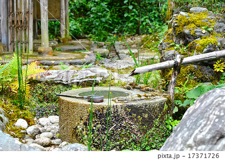 石臼 日本庭園 ししおどしの写真素材