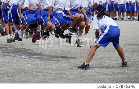 運動会 体育祭 中学生 大縄跳びの写真素材