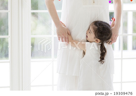 甘える 幼児 子供 抱きつくの写真素材
