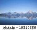 ティトン山脈とジャクソン湖 グランドティトン国立公園の写真素材