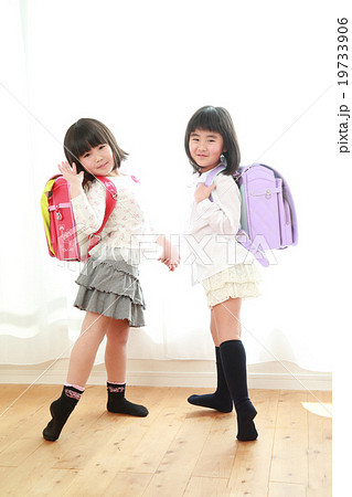 同性 女の子 笑顔 二人 私服の写真素材