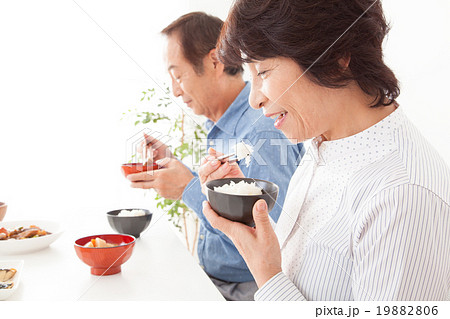 食事 食べる 横顔 お箸の写真素材